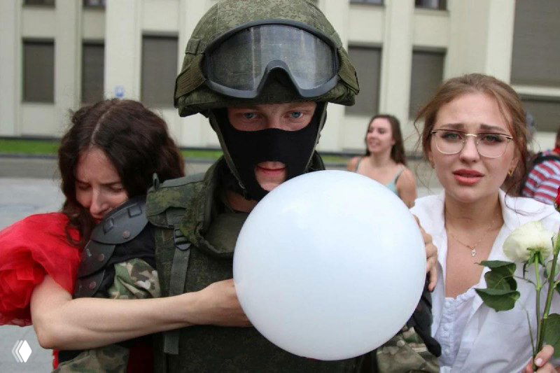 Насильник примеряет форму школьницы