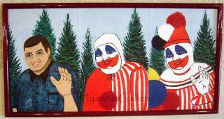 Широкая панорамная картина с двумя клоунами и человеком слева; репродукция рекламного стиля афиш, заказанных у Гейси.