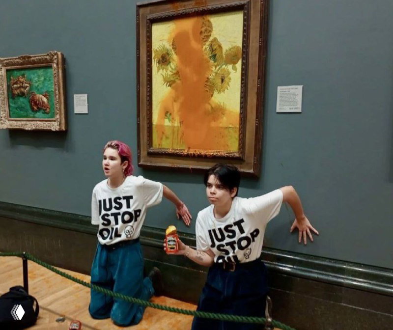 Экоактивистки залили супом картину Ван Гога