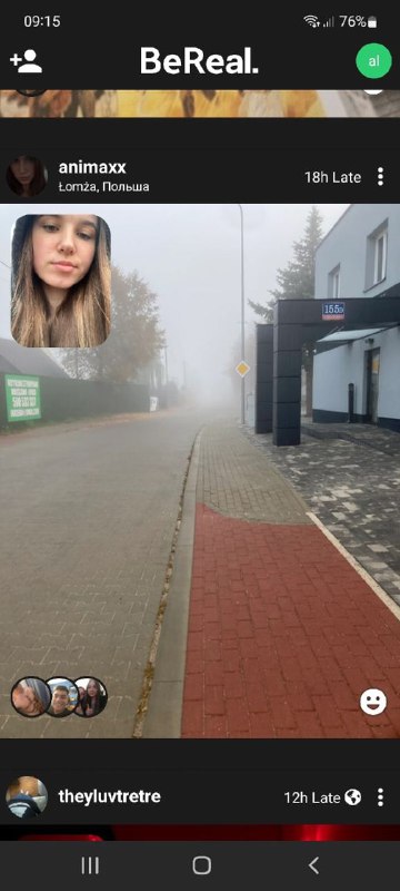 Скриншот BeReal: уличная сцена в сильном тумане, тротуар и здания, видна маленькая вставка с селфи и стандартные элементы ленты приложения.