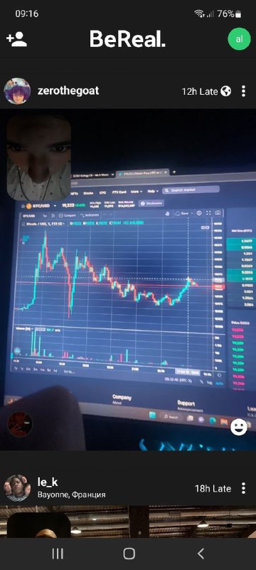 Скриншот BeReal с монитором и графиком котировок на экране: ночной снимок рабочего места, видна аналитика и стандартный интерфейс приложения BeReal.