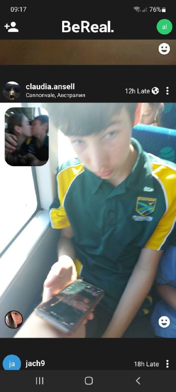 Скриншот BeReal: молодой человек в спортивной форме в общественном транспорте показывает экран телефона; видны селфи-вставка и элементы интерфейса публикации.