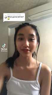 Селфи молодой девушки в домашней обстановке, крупный план лица и эмоциональное выражение — момент из TikTok‑видео о её «первой дорогой сумке».