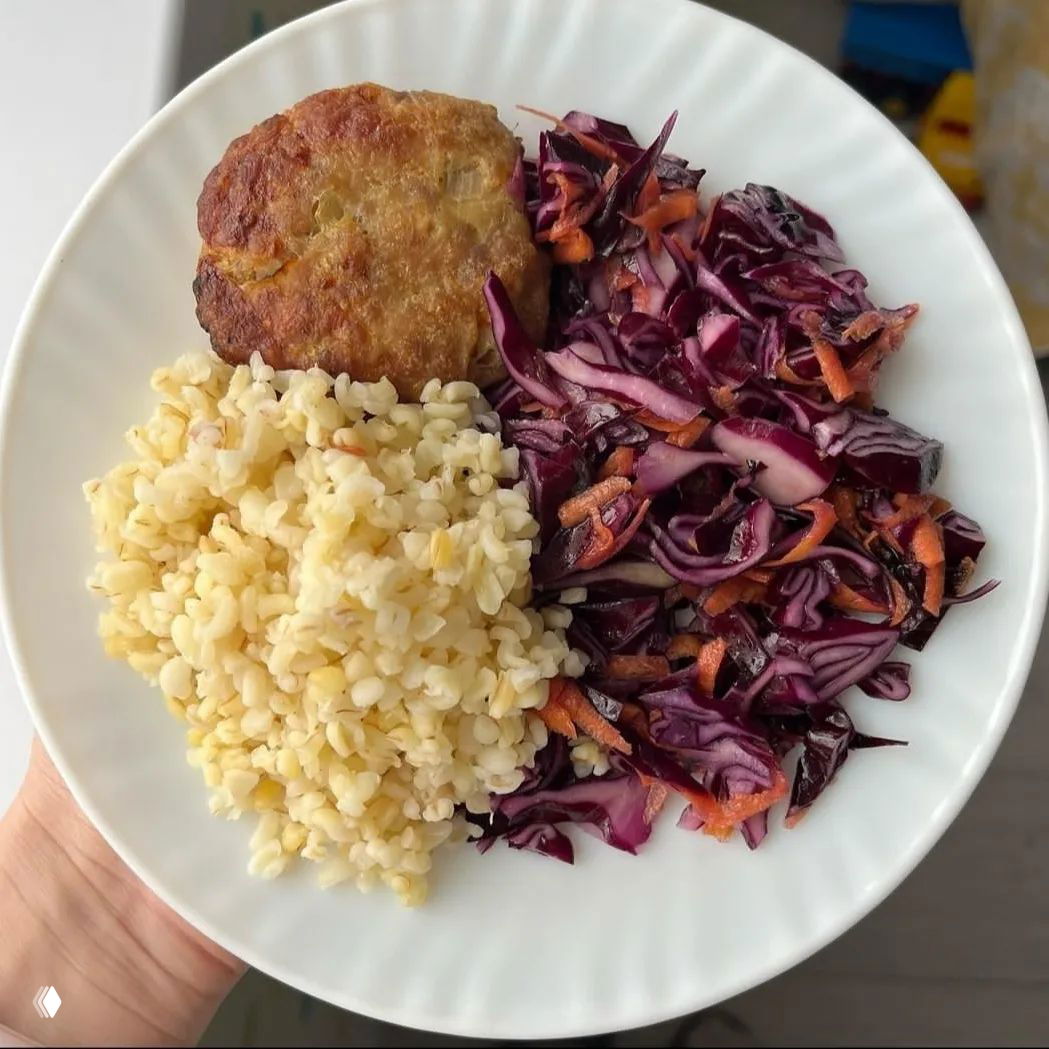 Тарелка с булгуром, домашней котлетой и салатом из краснокочанной капусты — сочетание крупы, белка и овощей в ПП‑стиле.