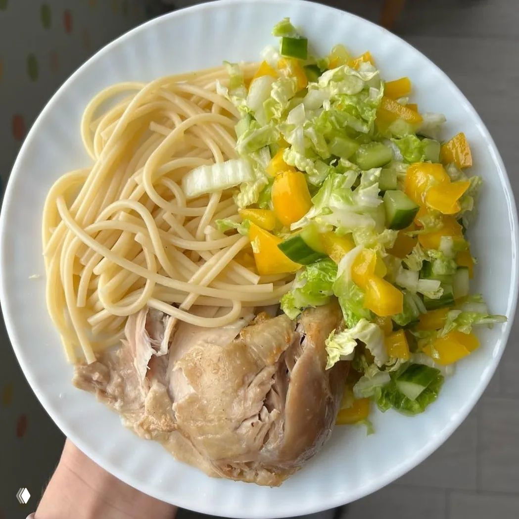 Порция со шпинатными спагетти, печенью куриной, морковью и сладким перцем — вариация обеда с субпродуктом и овощами.