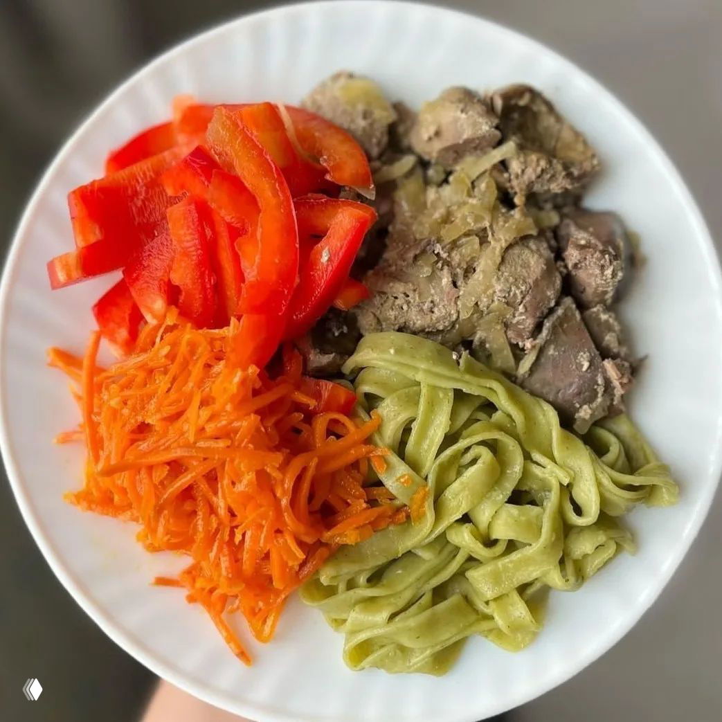 Тарелка с картофельным пюре, консервированным тунцом, ломтиками огурца и миксом овощей — быстрый вариант на обед без сложной готовки.