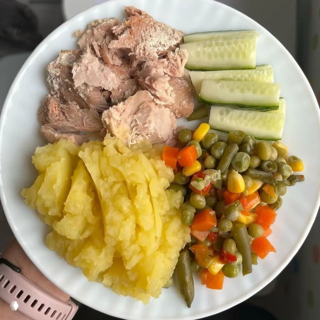 Порция с отварной свеклой, салатом из огурцов и помидоров и тефтелями — красочный обед с овощами и мясными шариками.