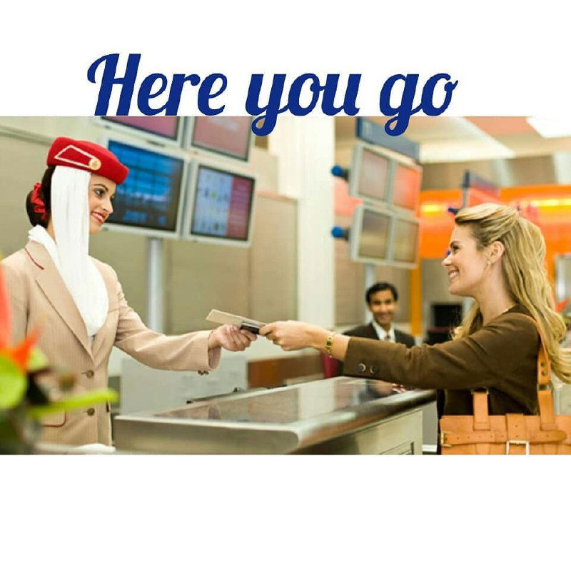 Сотрудница на стойке регистрации протягивает документ пассажиру; вверху изображена фраза "Here you go", демонстрирующая момент передачи паспорта или билета.