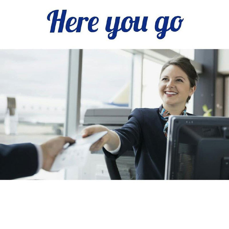 Улыбчивая сотрудница у стойки аэропорта передаёт бумагу пассажиру; изображение с надписью "Here you go" показывает бытовую ситуацию передачи предметов.