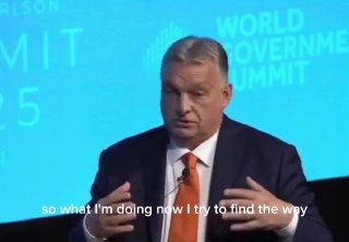 Крупный план выступающего мужчины в костюме на сцене World Government Summit с субтитрами, демонстрирующий ошибочную фразу в английской речи.