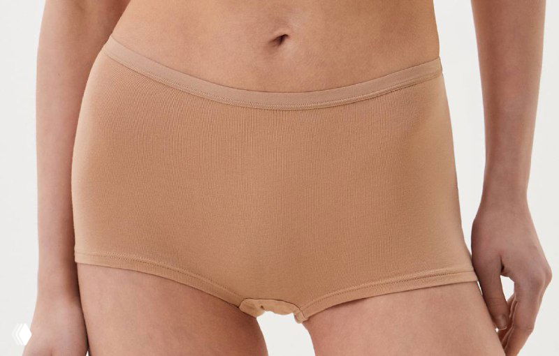 Модель в более тёплом бежевом оттенке бесшовных трусов‑шортиков, иллюстрация разных тонов бежевого.