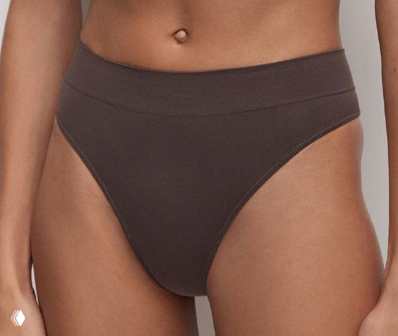 Бежевые высокие трусы на модели тёмного оттенка, показывающие вариативность палитры бежевых тонов и посадку.