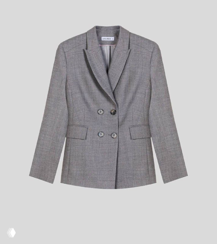 Светло-серый двубортный жакет на нейтральном фоне: заметная текстура ткани, аккуратные лацканы и пуговицы, пример офисного силуэта для костюма.