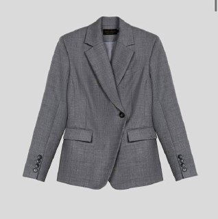 Серый однобортный пиджак с мелкой текстурой ткани: классический крой, накладные карманы и строгая линия плеч, вариант для делового образа.