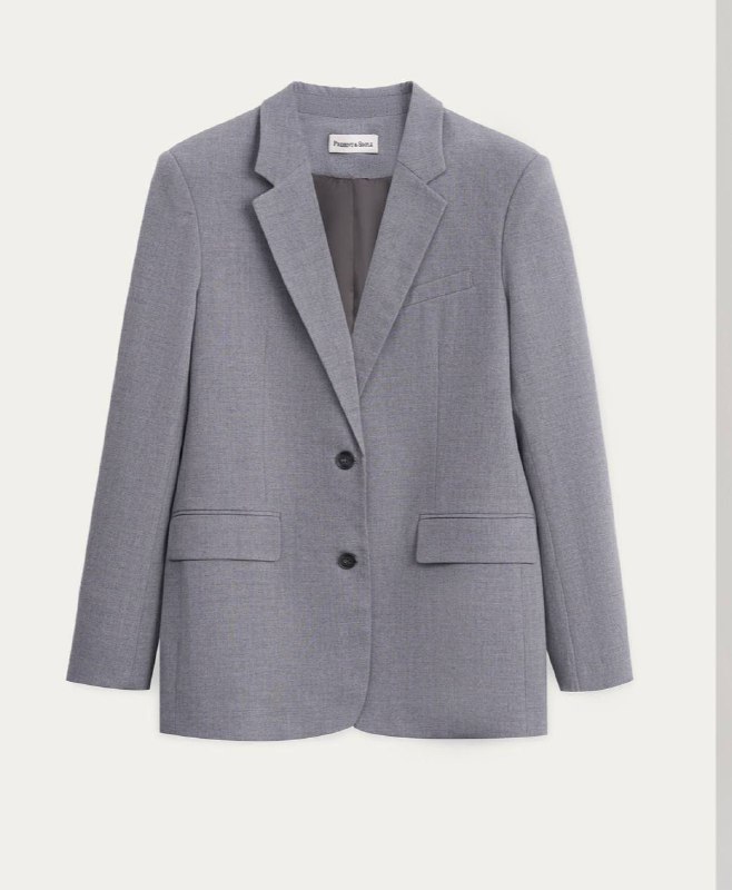 Светло-серый прямой жакет на однотонном фоне: минимальные детали и универсальный крой, подходящий для различных образов и сезонов.