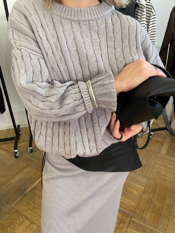 Образ со светлым вязаным свитером косами и прямой юбкой: текстуры и длина свитера в сочетании с капсулой одежды.