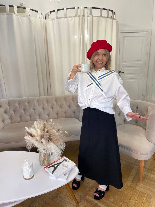 Жизнерадостный образ: белая рубашка с морским воротником и тёмная юбка, показаны варианты стилизации брендовых вещей Mojno.