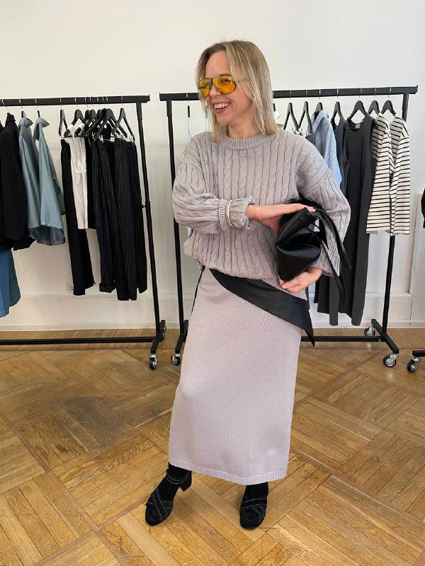 Сочетание светлого свитера и фактурной юбки: вид с передней стороны в шоуруме, акцент на универсальности вещей бренда для миниатюр.