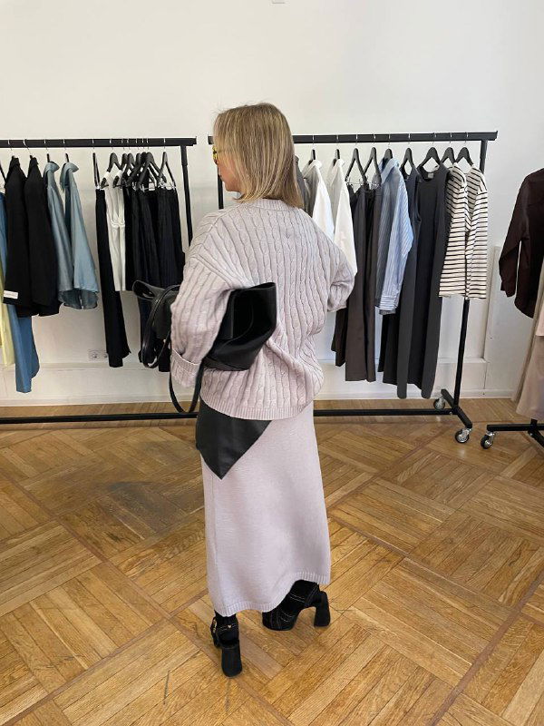 Вид сзади: свитер и юбка на модели в шоуруме, показаны посадка по спине и длина, удобство ношения в городе.