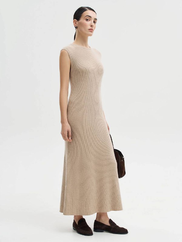 Модель в бежевом трикотажном платье без рукавов, лаконичный силуэт и фактура ткани, демонстрация дорогого трикотажа для образа.