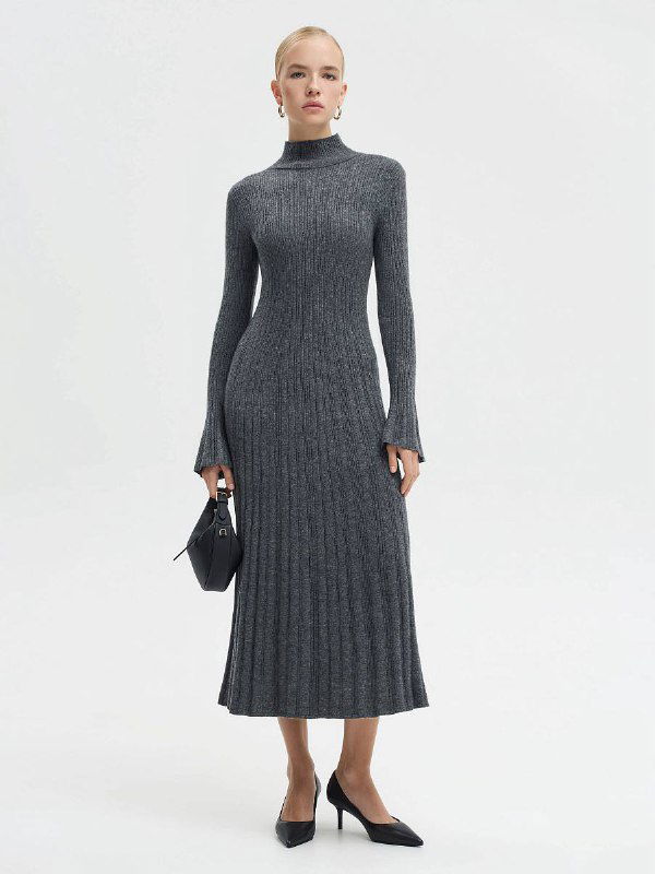 Серое вязаное платье средней длины с высокой горловиной, аккуратная фактура и классические туфли создают образ высокой стоимости.