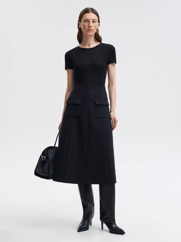 Чёрное платье-миди с карманами и сапогами, лаконичный гардеробный элемент, подчёркивающий аккуратную посадку и чистый силуэт.