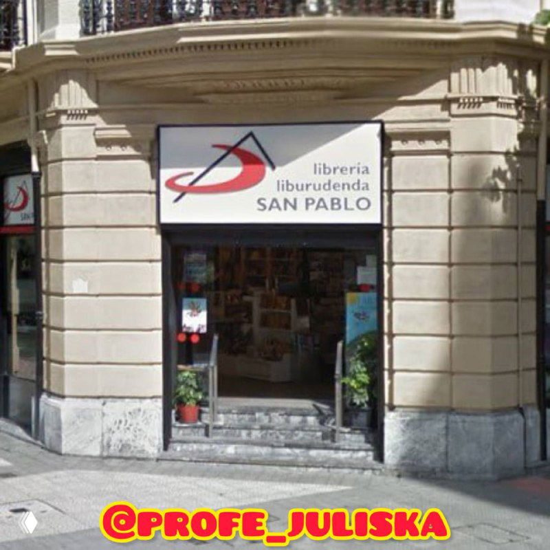 Книжный магазин в Бильбао и двуязычные вывески