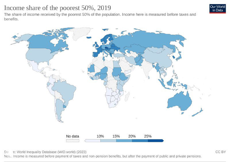 Карта доли доходов 50% самых бедных за 2019 год: синие оттенки обозначают более высокую долю у беднейшей половины населения.