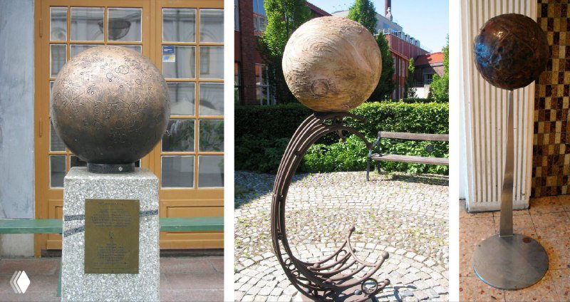 Три фотографии скульптурных сфер разного дизайна, представляющих отдельные планеты или объекты модели в городских пространствах Швеции.