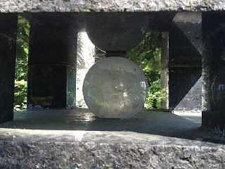 Прозрачная декоративная сфера, помещённая в архитектурный проём; возможно часть малой скульптуры или уличной инсталляции проекта модели.