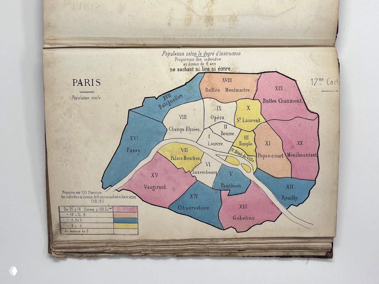 Карта Парижа из атласа 1873 г.: цветные полигоны округов с подписями (на французском) и легендой, видна структура городских районов и плотность заливки цветов.