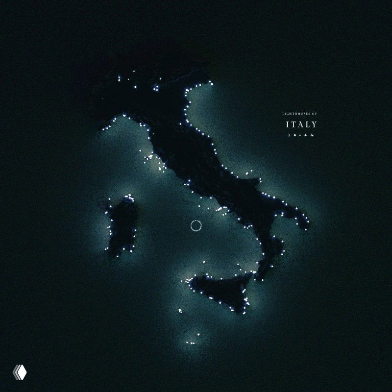 Стилизованная ночная карта Италии: тёмный контур страны и яркие световые точки вдоль побережья, сигнализирующие о расположении маяков и прибрежных огней.