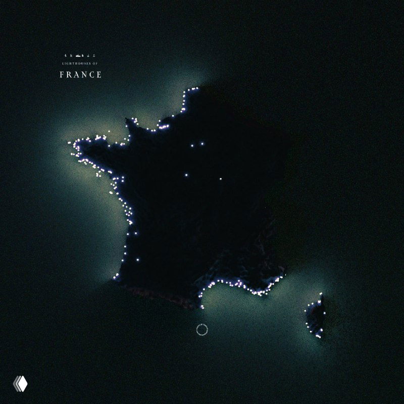 Ночная визуализация Франции: чёрный фон и яркие точечные свечения по береговой линии, которые визуально отмечают маяки и огни рыбных портов и прибрежных пунктов.