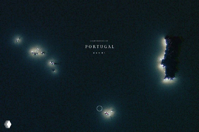 Стилизованная карта Португалии и прилегающих островов: темный фон и подсвеченные позиции маяков на материке и Азорских и Мадейрских островах, видны концентрированные точки огней.