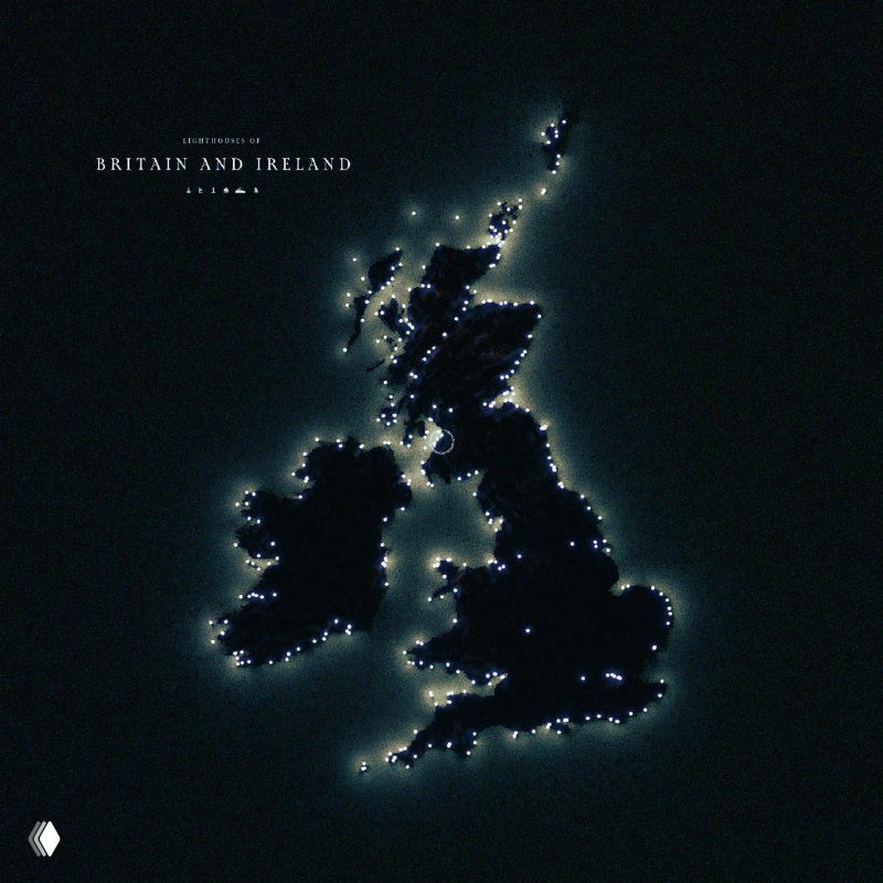 Ночная стилизация Британии и Ирландии: тёмный силуэт островов с ярко выделенными точечными огнями вдоль побережья, визуализирующими маяки и прибрежную навигацию.