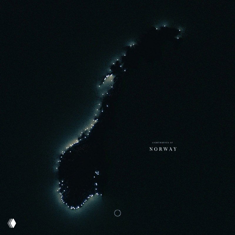 Стилизованная карта Норвегии ночью: вытянутая береговая линия с узким контуром и яркими точками огней, отмечающими маяки и навигационные объекты вдоль фьордов.