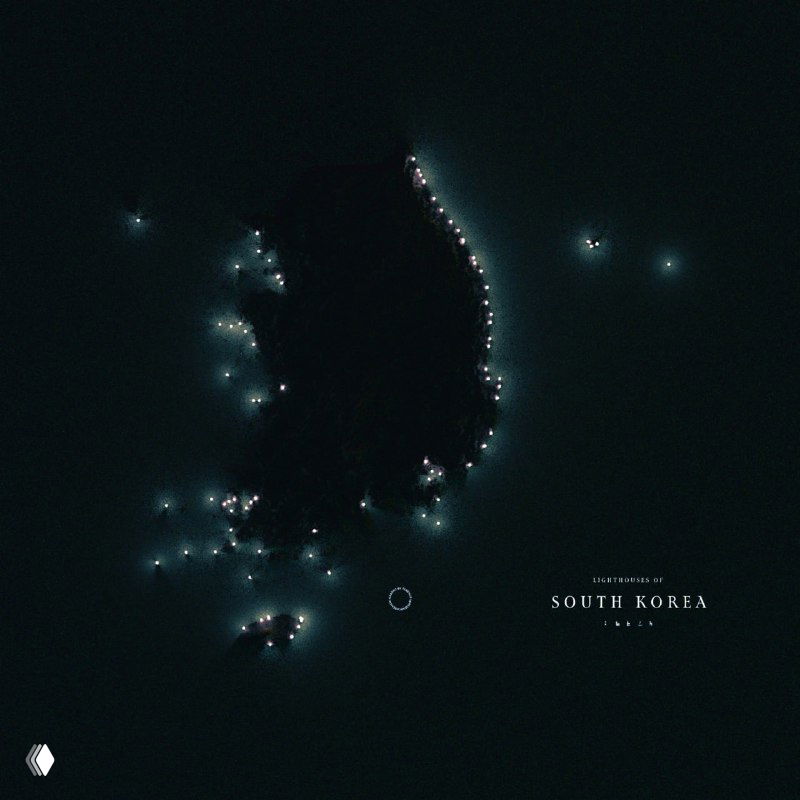 Ночная стилизованная карта Южной Кореи: тёмный силуэт страны и множество световых точек вдоль побережья и на островах, указывающих на маяки и прибрежные огни.