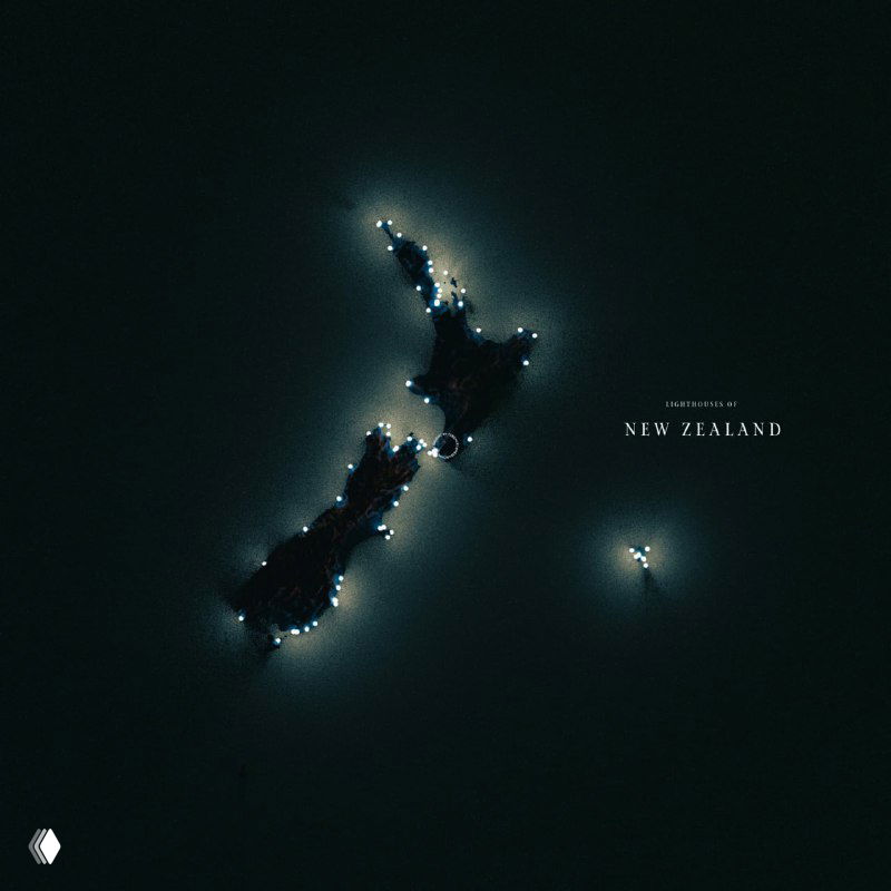 Стилизованная ночная карта Новой Зеландии: острова с подсвеченными участками побережья и рассеянными световыми точками, обозначающими маяки и прибрежные сигналы.