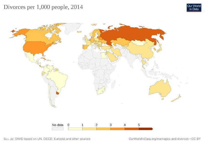 Карта разводов (2014): число разводов на 1000 человек по странам, оттенки оранжево‑коричневой шкалы показывают более высокие уровни разводимости.