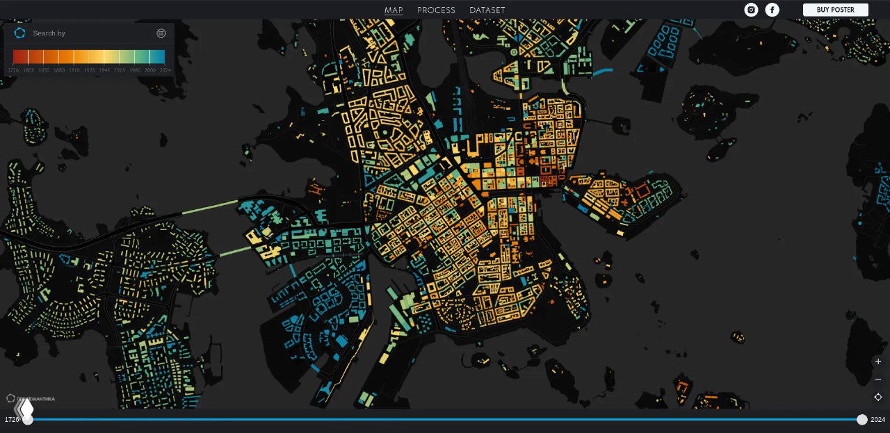Крупный план центрального района Хельсинки с разноцветными блоками зданий по возрасту, видна структура кварталов и плотность застройки.
