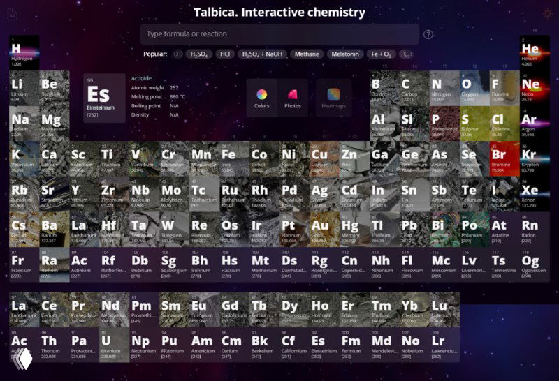 Тёмная тема Tablica: периодическая таблица на космическом фоне с подсветкой и быстрым доступом к функциям сайта.
