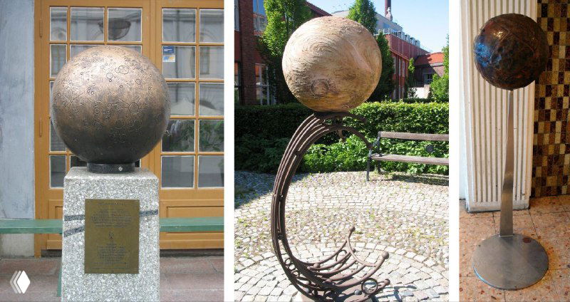 Несколько локальных скульптур-планет на открытом воздухе: разные материалы и формы изображают малые и земные планеты инсталляции.