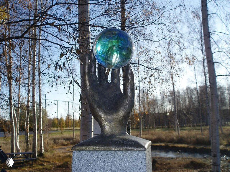 Скульптура руки, держащей небольшой сине-зелёный шар — художественное решение для обозначения объекта в масштабной инсталляции по территории Швеции.