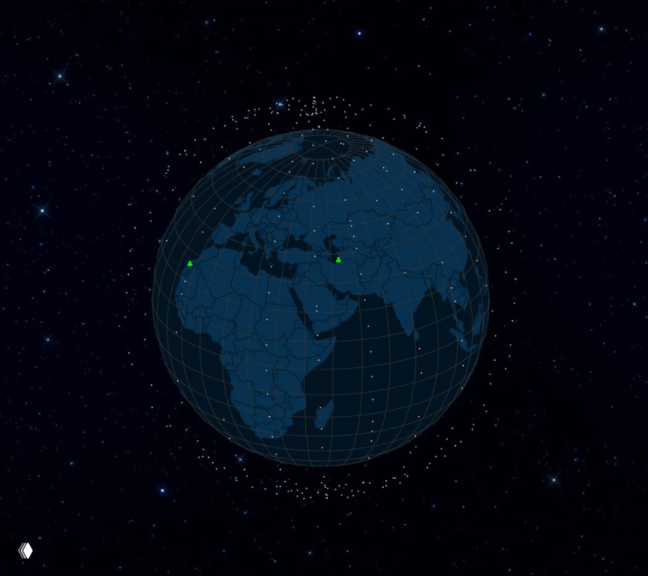 Крупный план глобуса с отмеченными наземными станциями и скоплениями спутников над разными регионами на интерактивной карте.