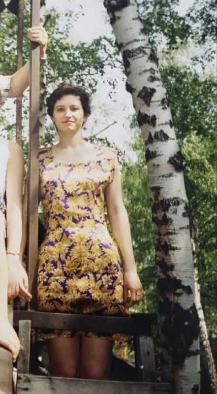 Портрет женщины в лёгком платье на фоне берёзовой рощи; летний снимок начала 2000-х, момент радости и неформальной прогулки.