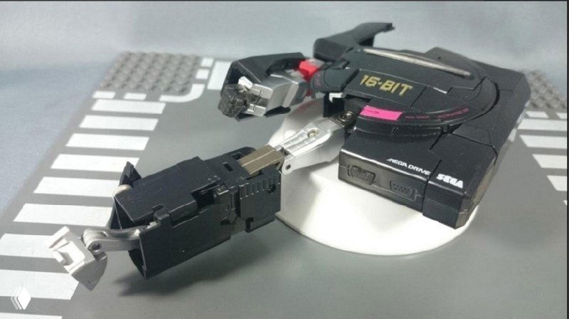 Кадр процесса трансформации: корпус консоли раздвинут, выступают механические детали и элементы превращения в роботизированную форму.