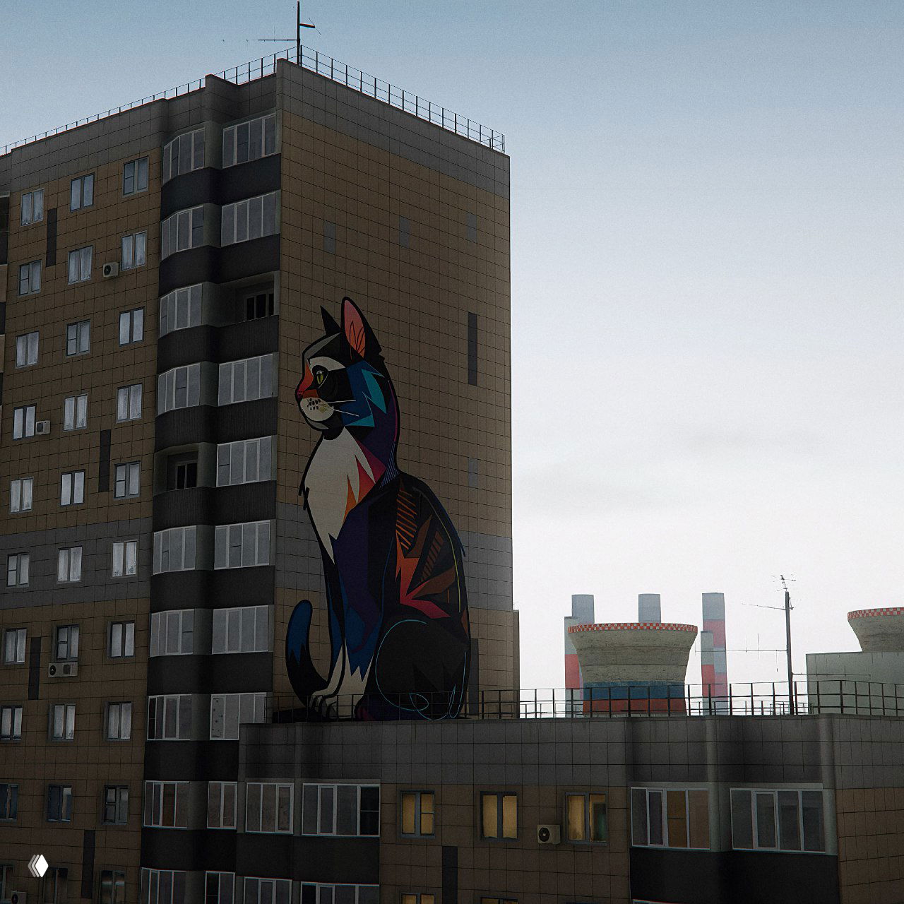 Граффити в виде крупного кота на торце многоэтажки — декоративный элемент, придающий характер городской среде на карте сервера.