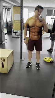 Мужчина в тренажёрном зале делает селфи в зеркале в футболке с изображением кубиков пресса; изображение служит метафорой быстрого результата в посте о долгах и банкротстве.