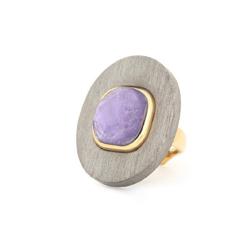 Кольцо Nature Bijoux с фиолетовой вставкой и деревянной основой, крупный план для каталога аксессуаров ROSONE.RU.