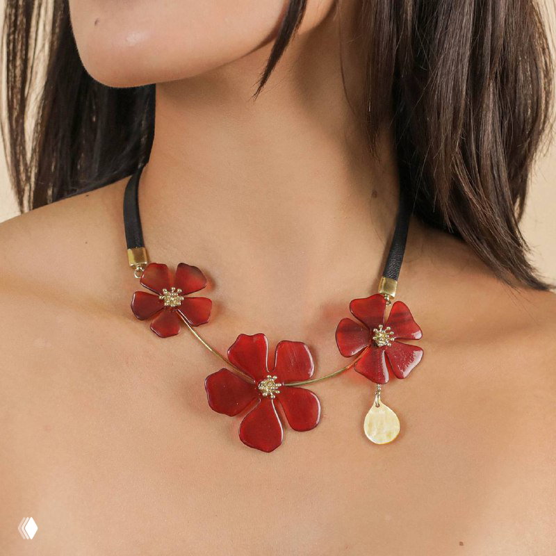 Женская модель в колье Nature Bijoux с красными цветочными элементами — промообраз с аксессуарами бренда для ROSONE.RU.